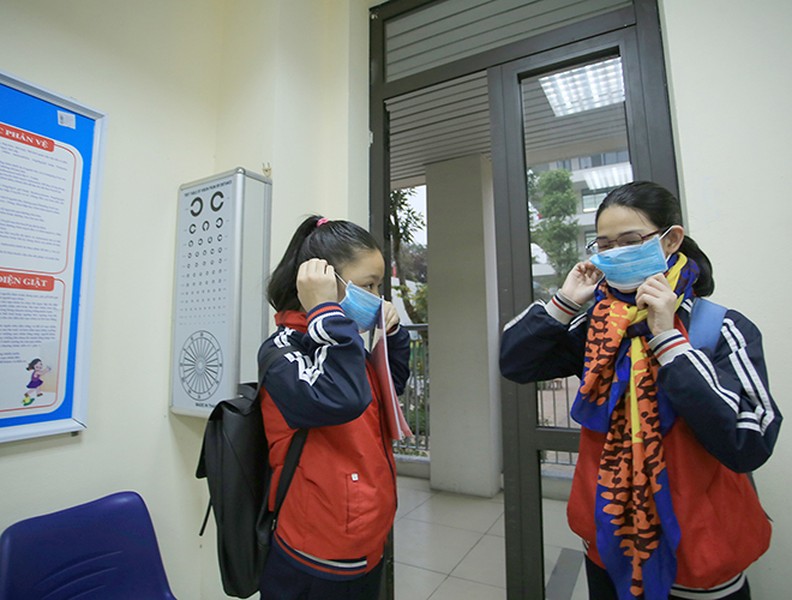 Hà Nội: Học sinh được đo nhiệt độ, sát khuẩn tay trước khi vào lớp học